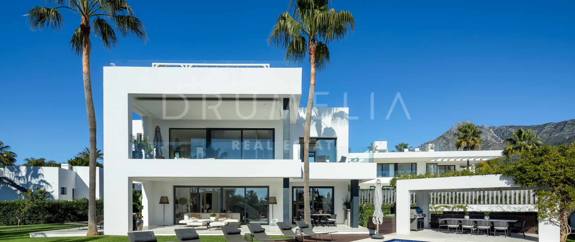 Villa moderne et luxueuse avec vue spectaculaire sur la mer dans le Golden Mile de Marbella