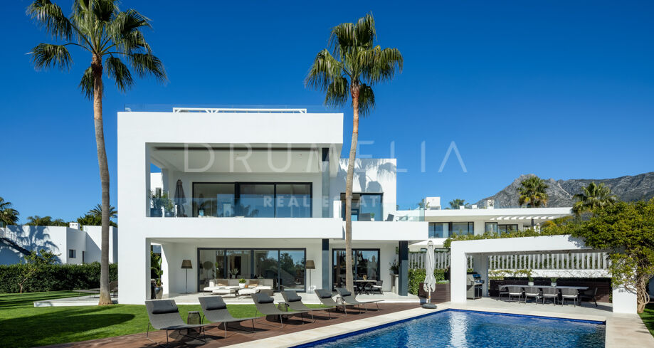 Lujosa villa moderna con impresionantes vistas al mar en Altos de Puente Romano, la Milla de Oro de Marbella