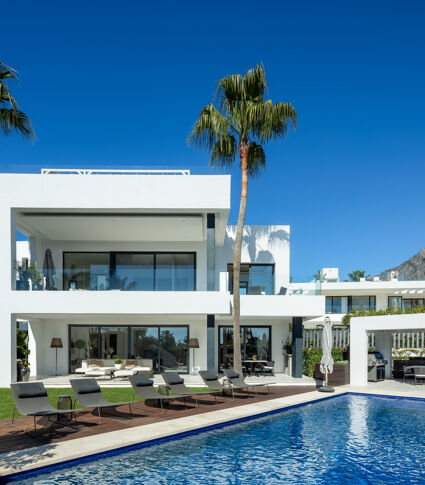 Villa moderne et luxueuse avec vue imprenable sur la mer à Altos de Puente Romano, sur le Golden Mile de Marbella