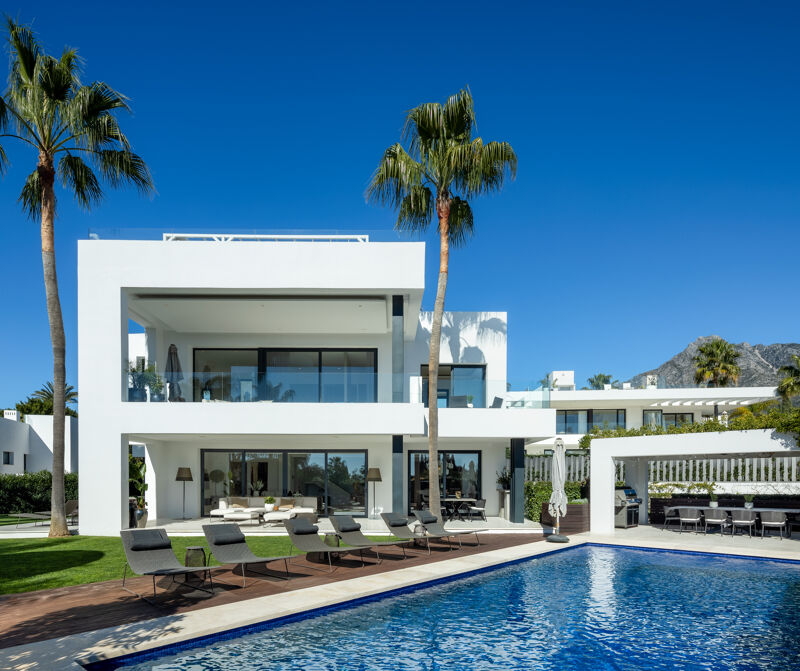 Lujosa villa moderna con espectaculares vistas al mar en la Milla de Oro de Marbella