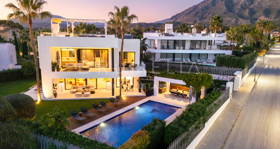 Lujosa villa moderna con impresionantes vistas al mar en Altos de Puente Romano, la Milla de Oro de Marbella