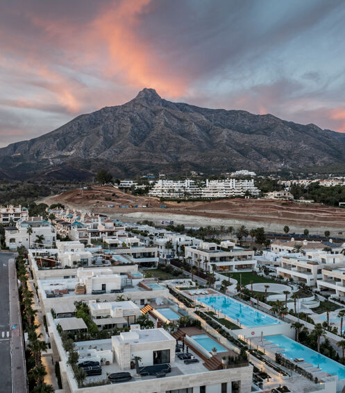 Dwupoziomowy apartament zaprojektowany przez Fendi na prestiżowej Złotej Mili w Marbelli