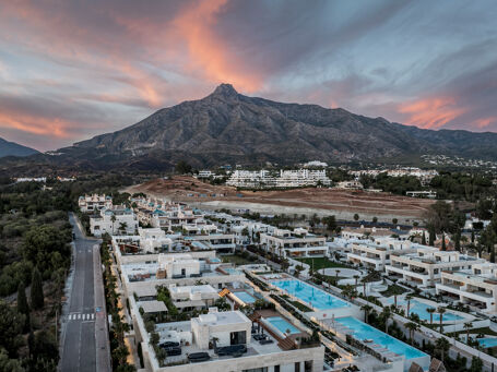 Dwupoziomowy apartament zaprojektowany przez Fendi na prestiżowej Złotej Mili w Marbelli