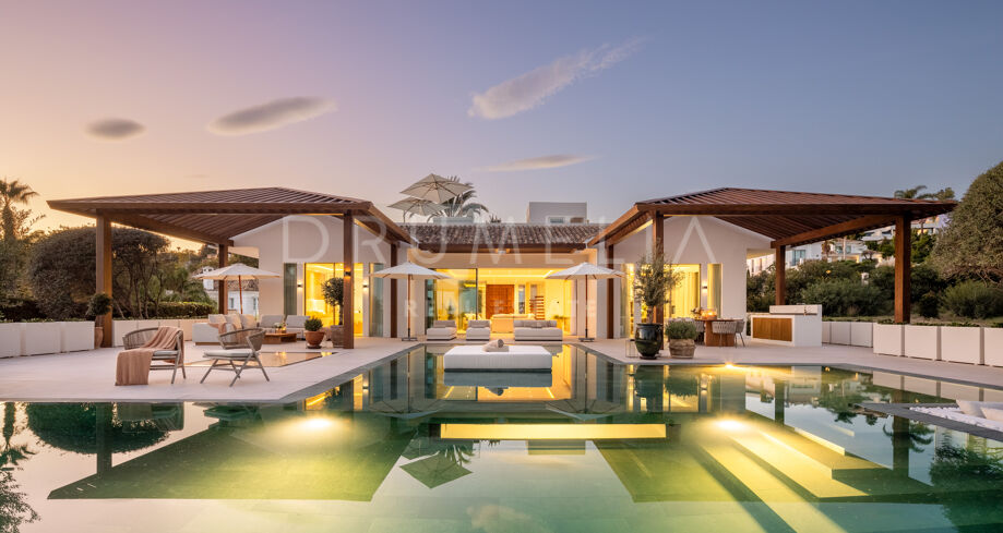 Luxurious Frontline Golf Villa with Breathtaking Views in Aloha, Nueva Andalucía