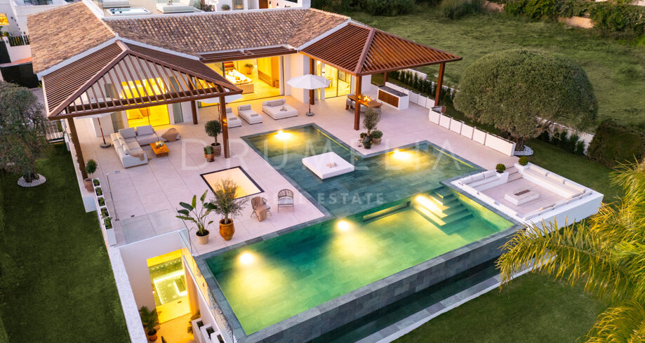 Luxurious Frontline Golf Villa with Breathtaking Views in Aloha, Nueva Andalucía