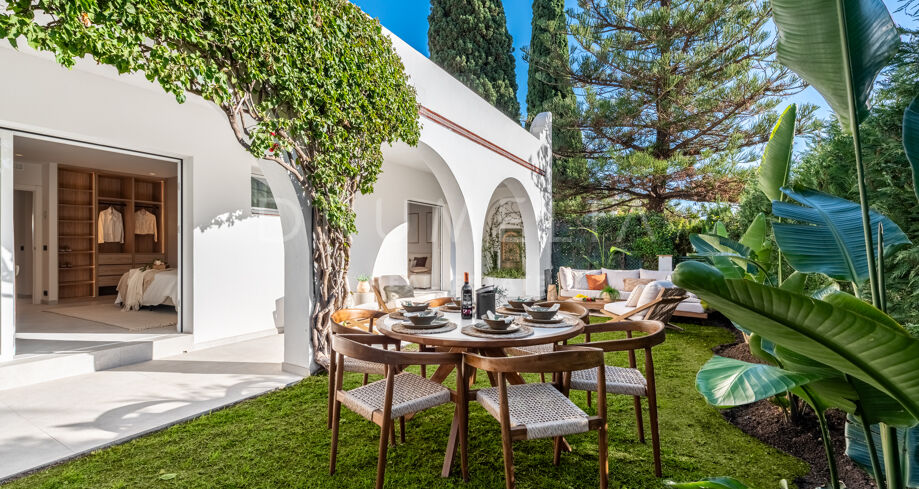 Elegant parhusbungalow med privat trädgård och avsvalkningspool i Los Potros, Nueva Andalucía