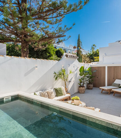 Elegante bungalow adosado con jardín privado y piscina en Los Potros, Nueva Andalucía