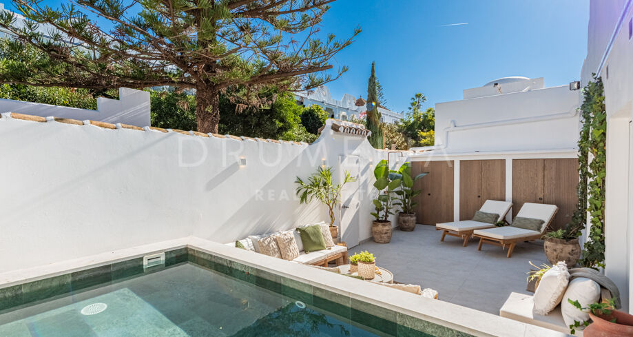 Elegant parhusbungalow med privat trädgård och avsvalkningspool i Los Potros, Nueva Andalucía