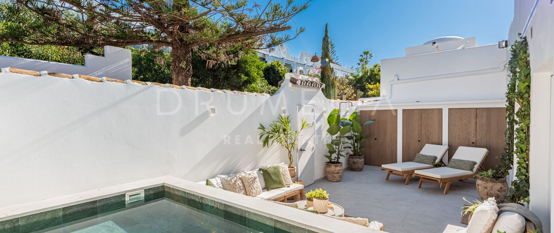 Elegant Semi-Detached Bungalow with Private Garden & Plunge Pool in Los Potros, Nueva Andalucía