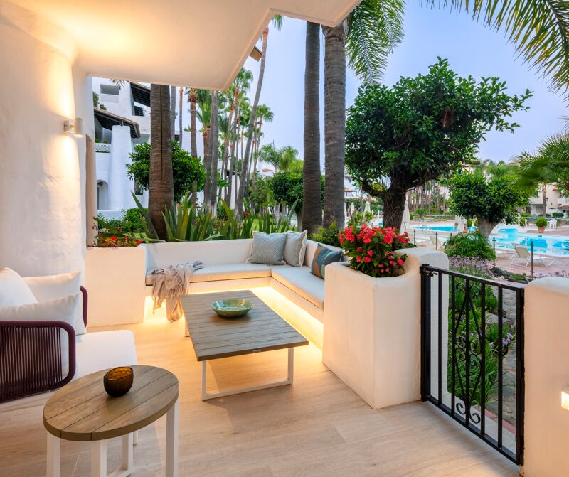 Sofisticado apartamento en planta baja en Puente Romano Resort, Milla de Oro de Marbella