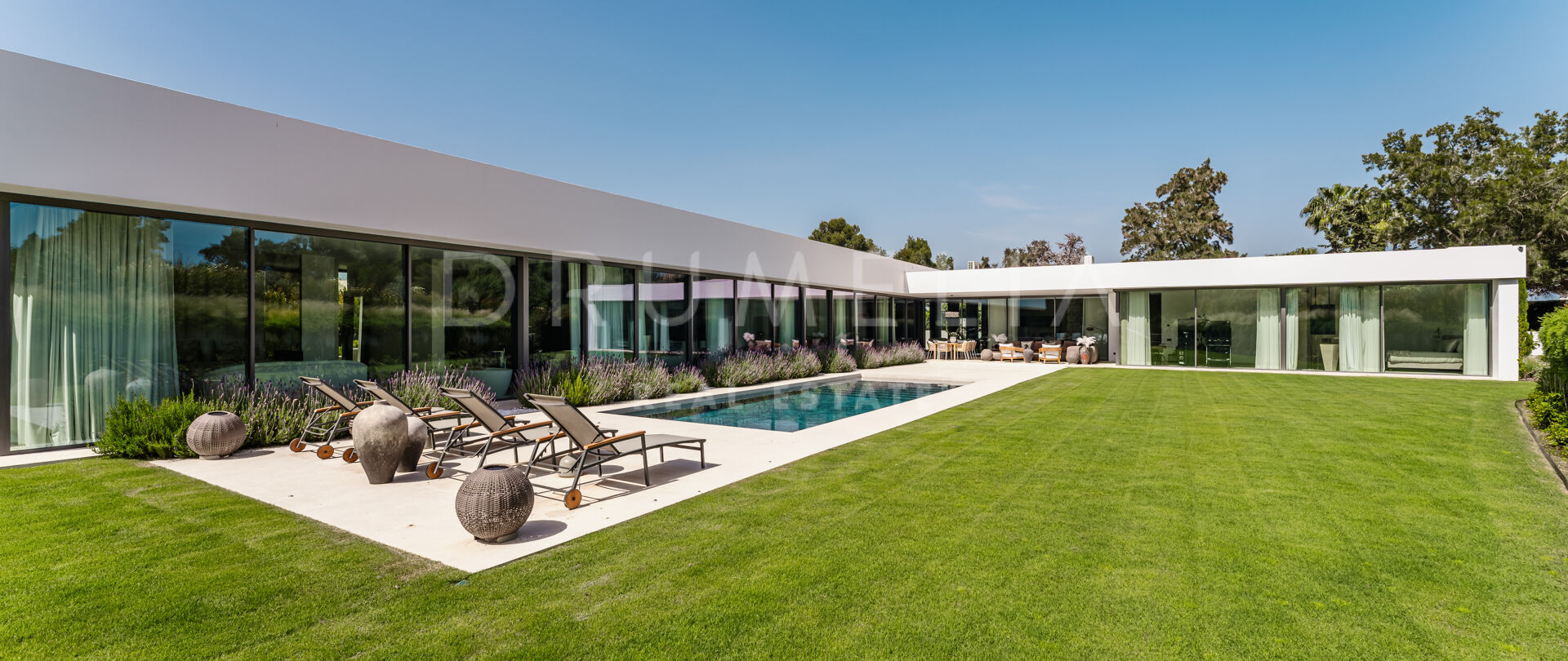 Impresionante villa moderna para estrenar con piscina y exuberantes jardines en Sotogrande Alto