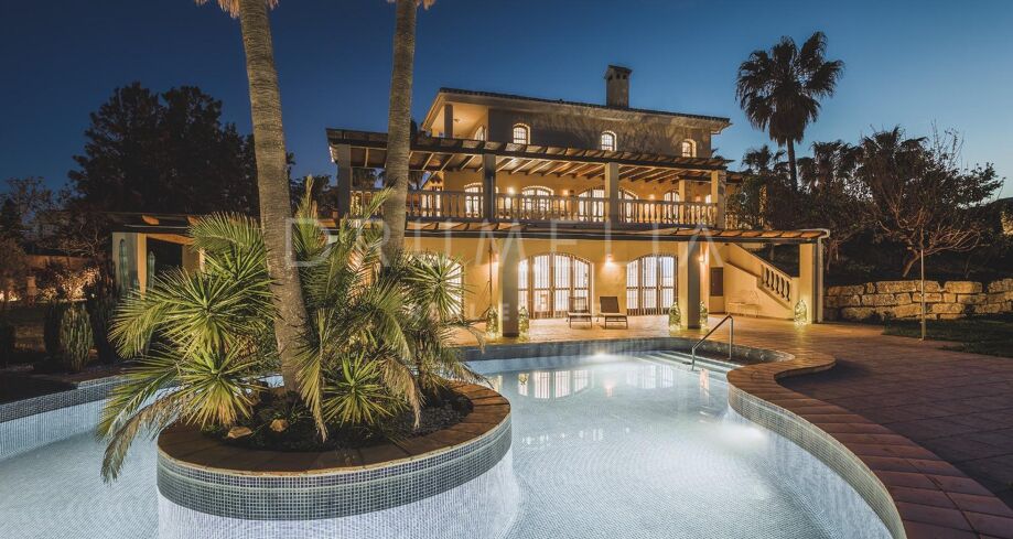 Eksklusiv 7-soveroms villa med hav- og fjellutsikt i Don Pedro, Estepona