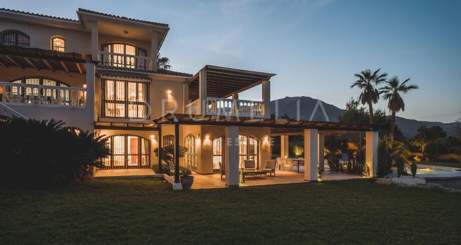 Eksklusiv 7-soveroms villa med hav- og fjellutsikt i Don Pedro, Estepona