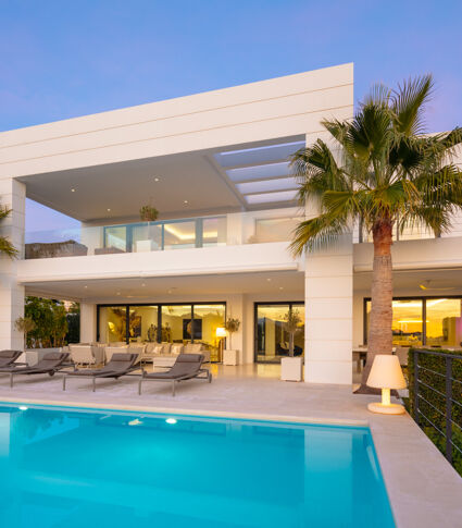 Contemporary Luxury Villa in Nueva Andalucía’s Exclusive Golf Valley