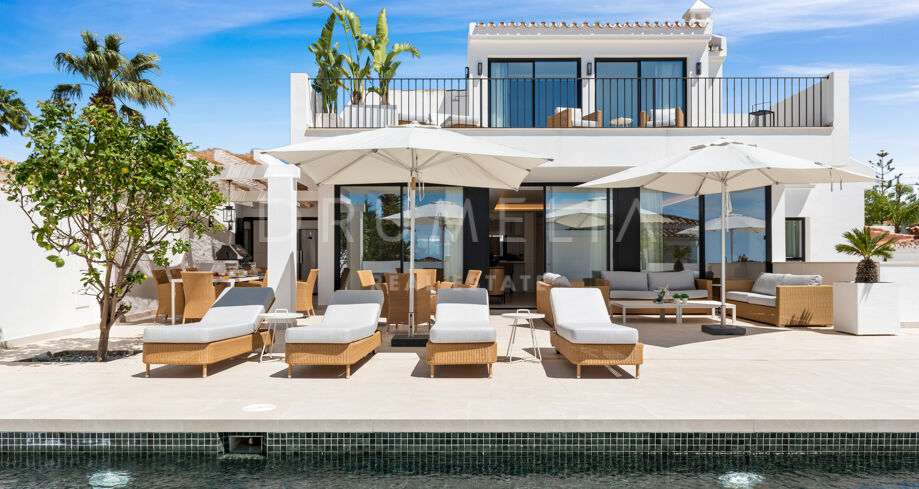 Luxe villa aan de kust met zeezicht, jacuzzi en modern design in Las Chapas Playa, Marbella Oost