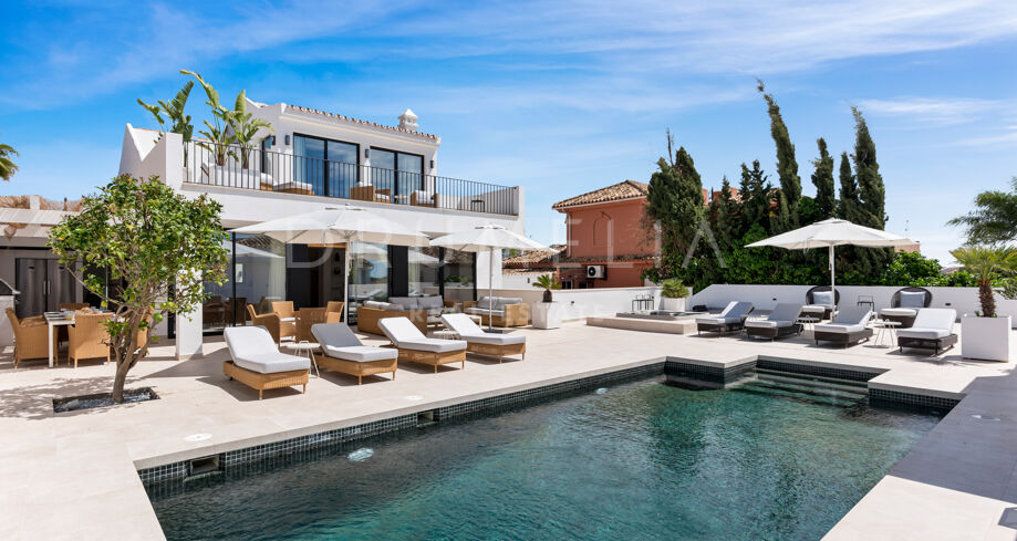 Exclusiva villa moderna con vistas al mar y jacuzzi en Las Chapas Playa, Marbella Este