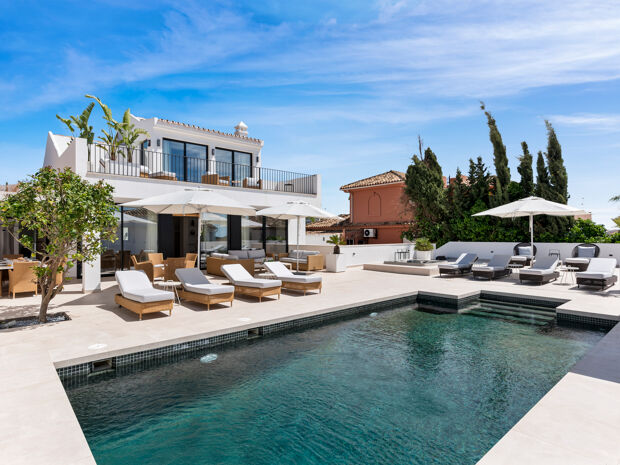 Прибрежная вилла класса люкс с видом на море, джакузи и современным дизайном в Лас Чапас Плайя, Марбелья Восток