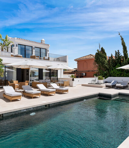 Kustnära lyxvilla med havsutsikt, jacuzzi och modern design i Las Chapas Playa, Marbella East