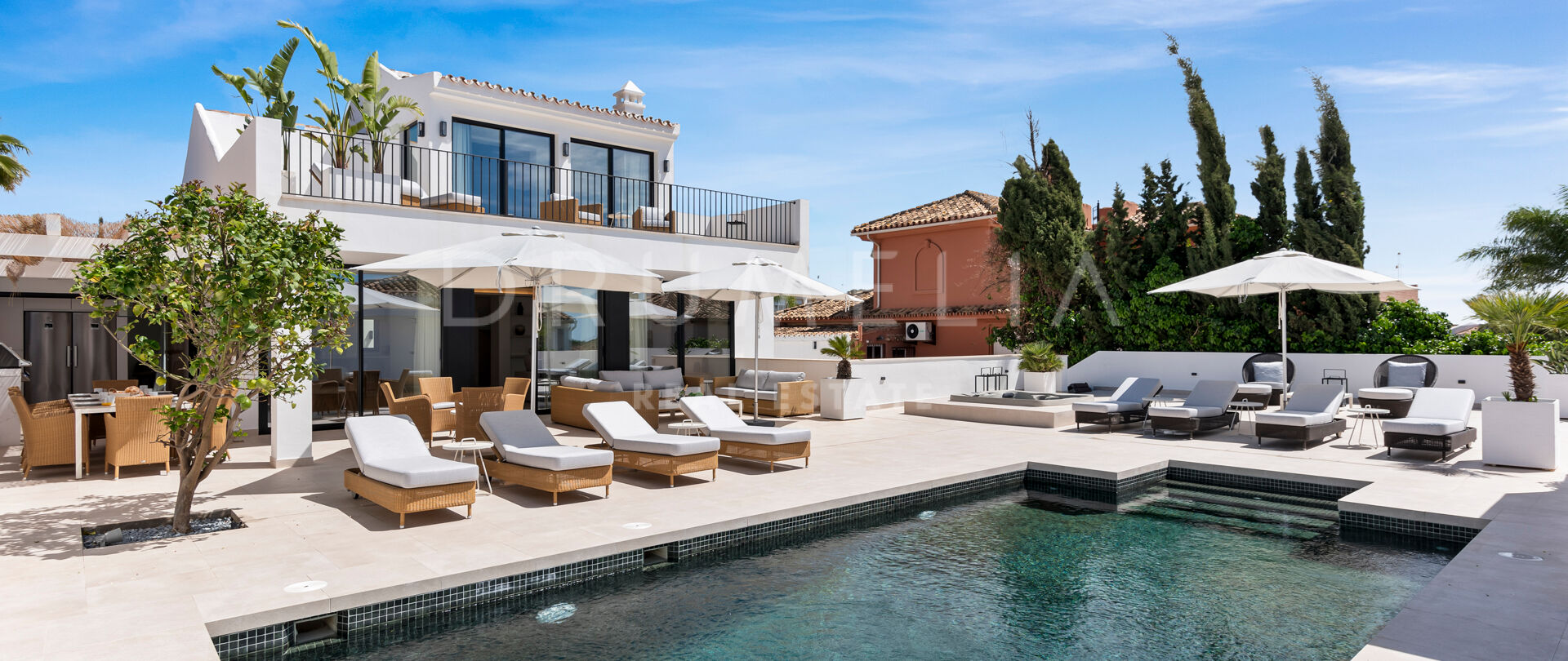 Kustnära lyxvilla med havsutsikt, jacuzzi och modern design i Las Chapas Playa, Marbella East