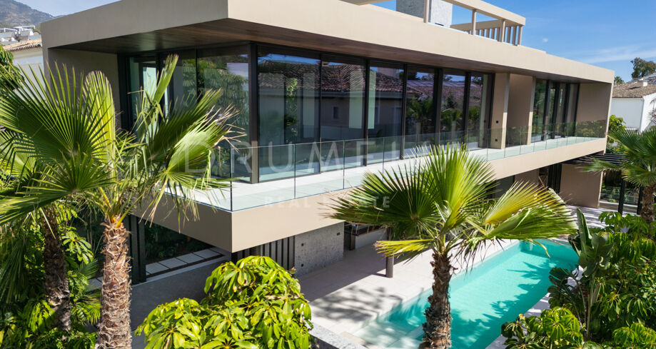 Villa contemporánea ecológica con características de lujo, en Casablanca-Milla de Oro de Marbella