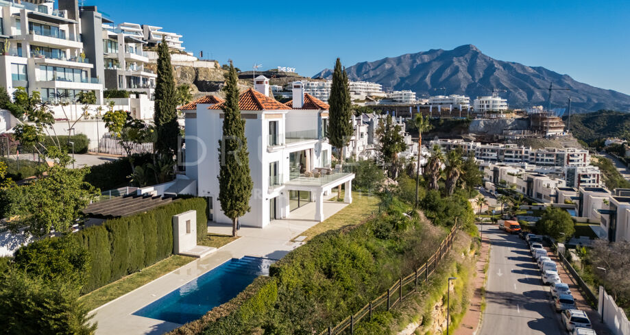 Gloednieuwe villa met panoramisch uitzicht op zee en geavanceerde voorzieningen in La Alborada- Benahavís