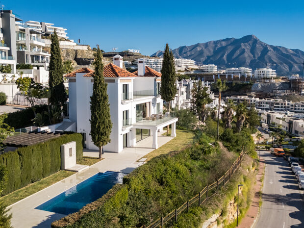 Gloednieuwe villa met panoramisch uitzicht op zee en geavanceerde voorzieningen in La Alborada- Benahavís