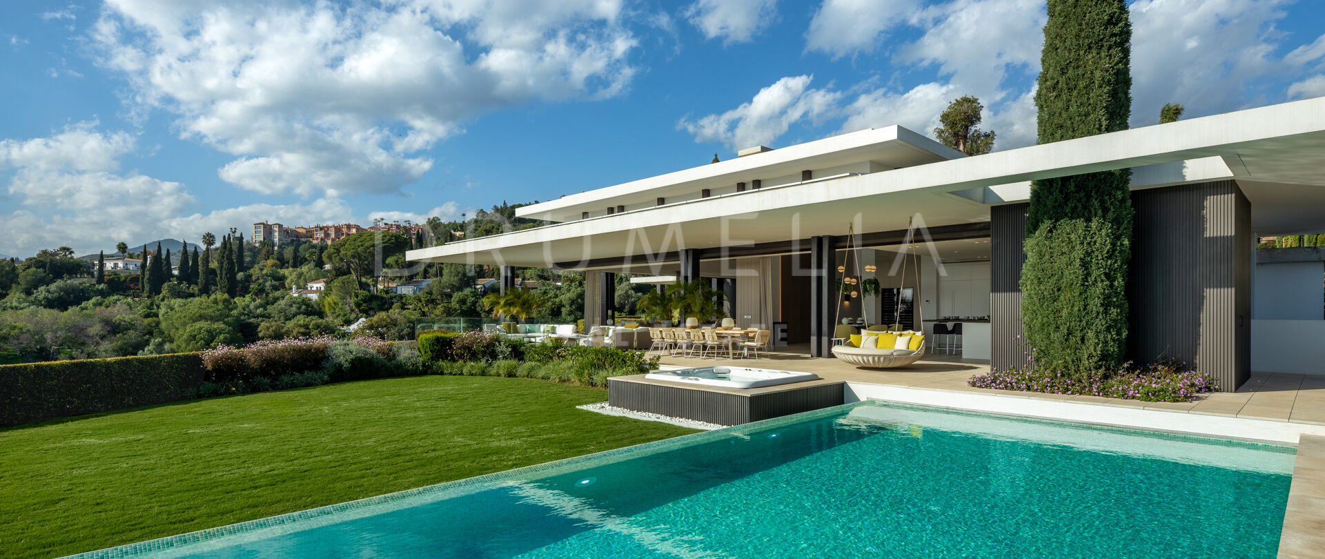 Элегантный дизайнерский дом в современном элитном комплексе в Ла Кинта, Бенаавис