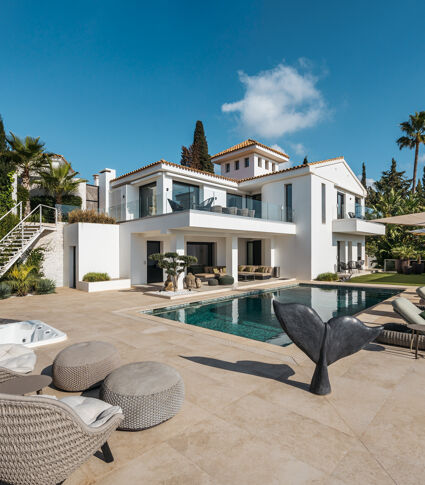 Luxusvilla mit Panoramablick auf das Meer, skandinavischem Design und Pool in El Rosario, Marbella Ost