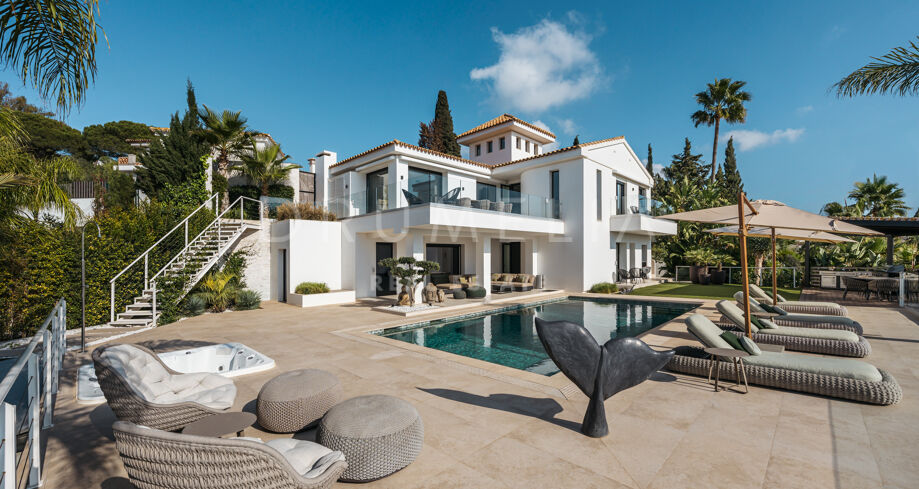 Villa de lujo con vistas panorámicas al mar, diseño escandinavo y piscina en El Rosario, Marbella Este