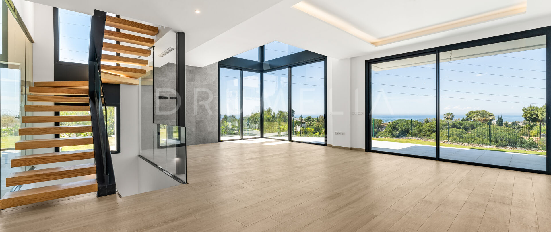 Moderne Doppelhaushälfte mit Dachterrasse und Pool in Río Real, Marbella