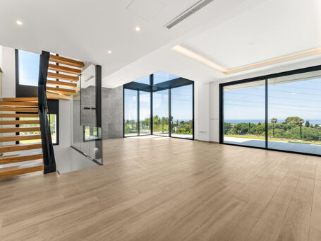 Moderne tomannsbolig med takterrasse og basseng i Río Real, MarbellaDenne eksklusive tomannsboligen ligger i et av de mest ettertraktede boligområdene i Río Real, Marbella. Huset har et moderne middelhavspreg med hvite fasader, rene linjer og romslige inn