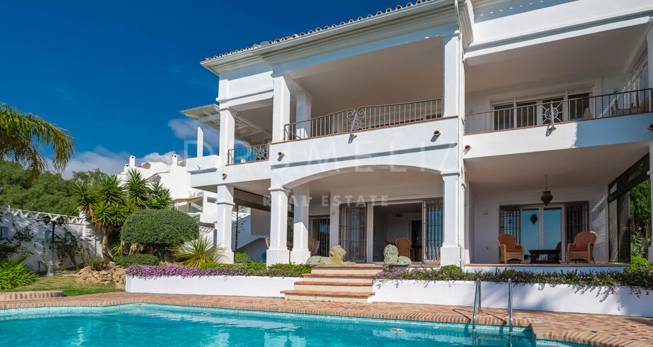 Elegant South-Facing Villa with Panoramic Sea Views in Río Real, Marbella East