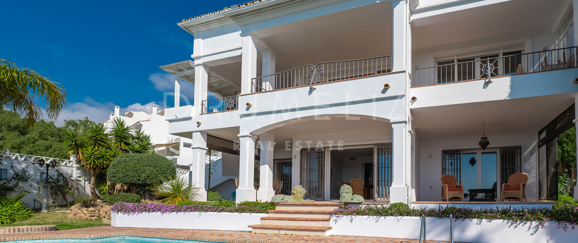 Elegante Villa Orientada al Sur con Vistas Panorámicas al Mar en Río Real, Marbella Este