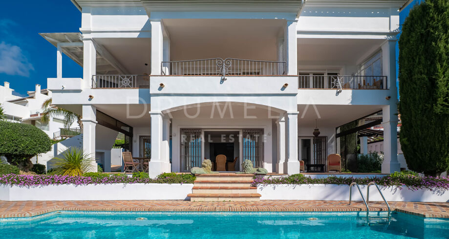 Exclusieve Zuidgerichte Villa met Uitzicht op Zee in Río Real, Marbella Oost