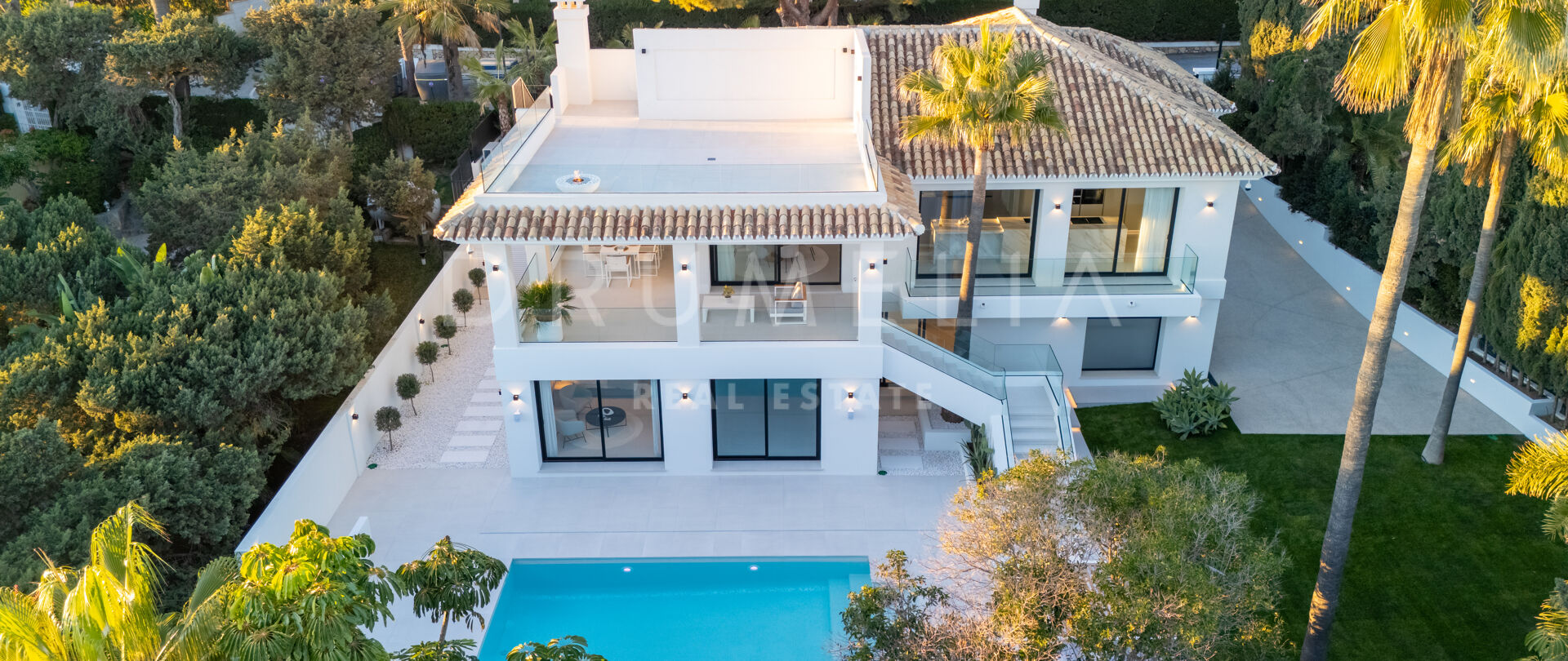 Uovertruffen luksus med fantastisk panoramautsikt over sjøen i Marbesa-komplekset - Marbella Øst