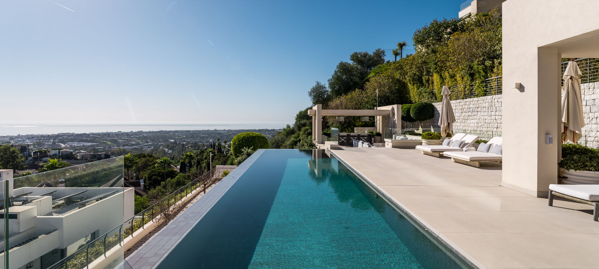 Luksuriøs Moderne Villa med Panoramautsikt over Havet i El Herrojo, La Quinta, Benahavís