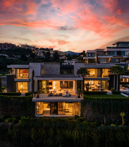 Современная вилла с панорамным видом на море в The Hills, Бенахавис