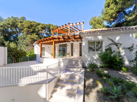 3-bäddsvilla helt renoverad med sofistikerad design i Marbella centrum