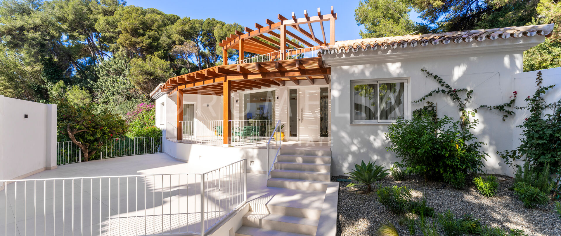 3-bäddsvilla helt renoverad med sofistikerad design i Marbella centrum