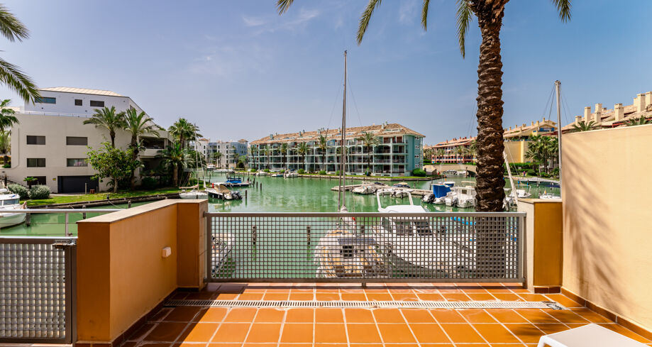 Appartement aan het water met uitzicht op de jachthaven in Sotogrande Puerto Deportivo