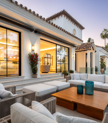 Вилла на продажу в El Herrojo, Benahavis