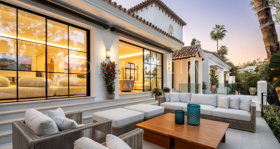 Villa for sale in El Herrojo, Benahavis