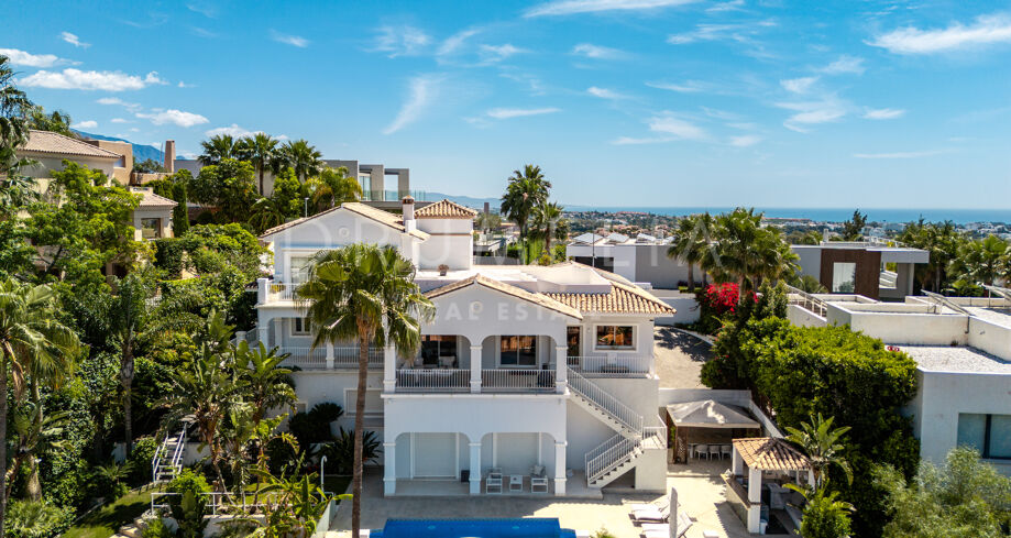 Omsorgsfullt designad villa med panoramautsikt i La Alquería, Benahavís