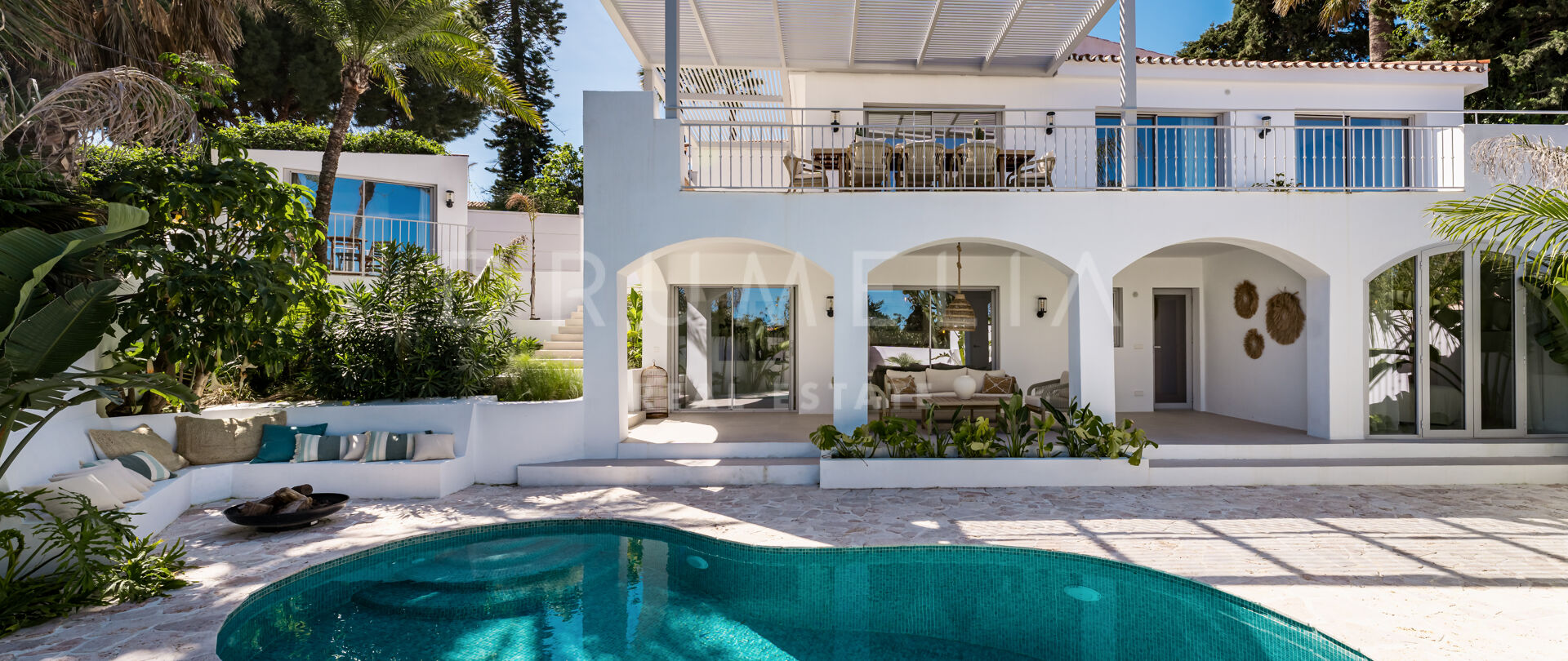 Volledig gerenoveerde villa met 5 slaapkamers in het hart van de golfvallei van Nueva Andalucía