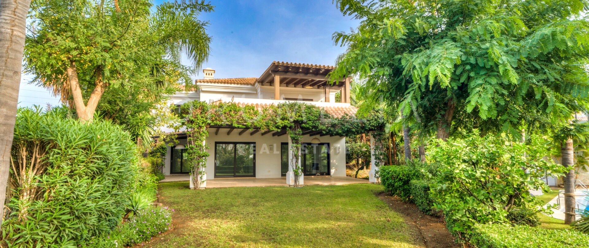 Elegante Luxusvilla mit Tropischen Gärten in Lomas de Magna, Marbella