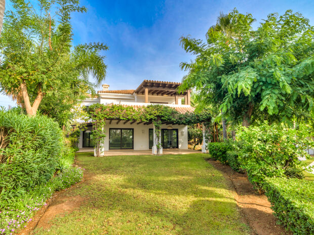 Elegant Lyxvilla med Tropiska Trädgårdar i Lomas de Magna, Marbella