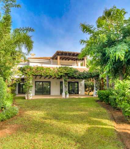 Elegant Luxury Villa with Tropical Gardens in Lomas de Magna Marbella