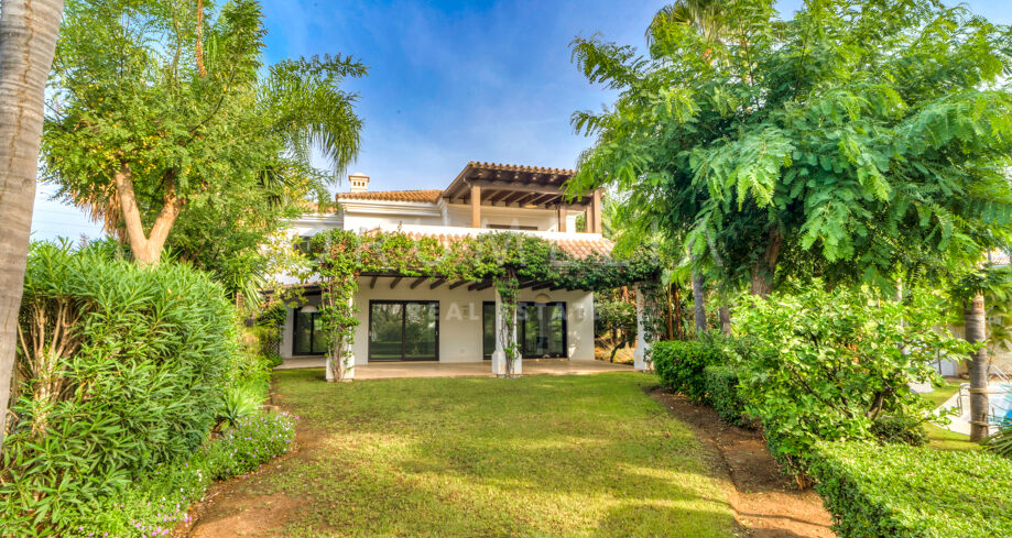 Elegant Luxury Villa with Tropical Gardens in Lomas de Magna Marbella