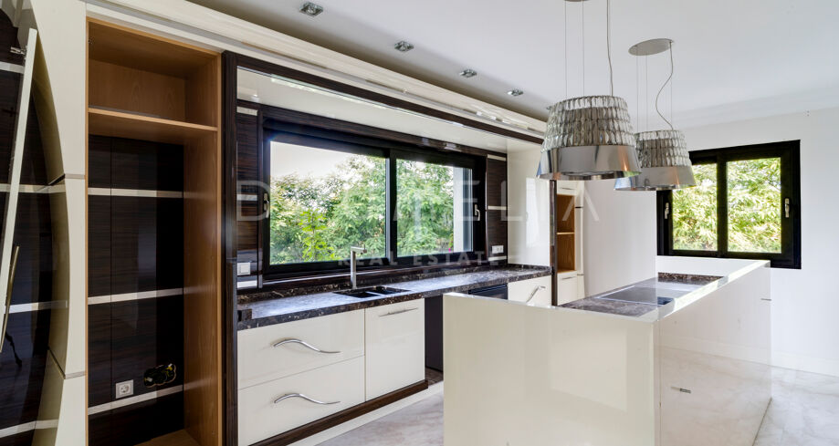 Elegant Luxury Villa with Tropical Gardens in Lomas de Magna Marbella