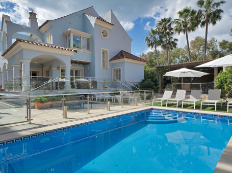Potentiel d'investissement : Villa de 7 chambres à distance de marche de la plage de Puerto Banus